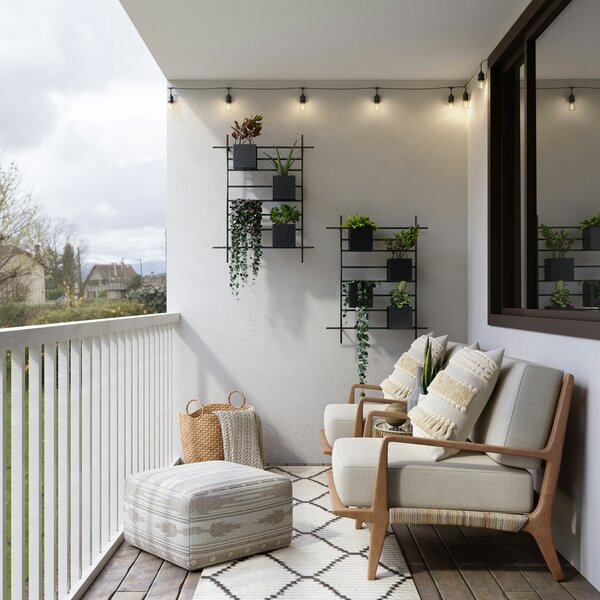 balkon mit beigen Möbeln